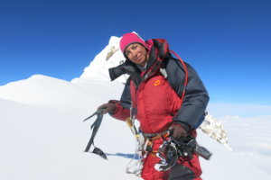 Climbing Mt Damāvand