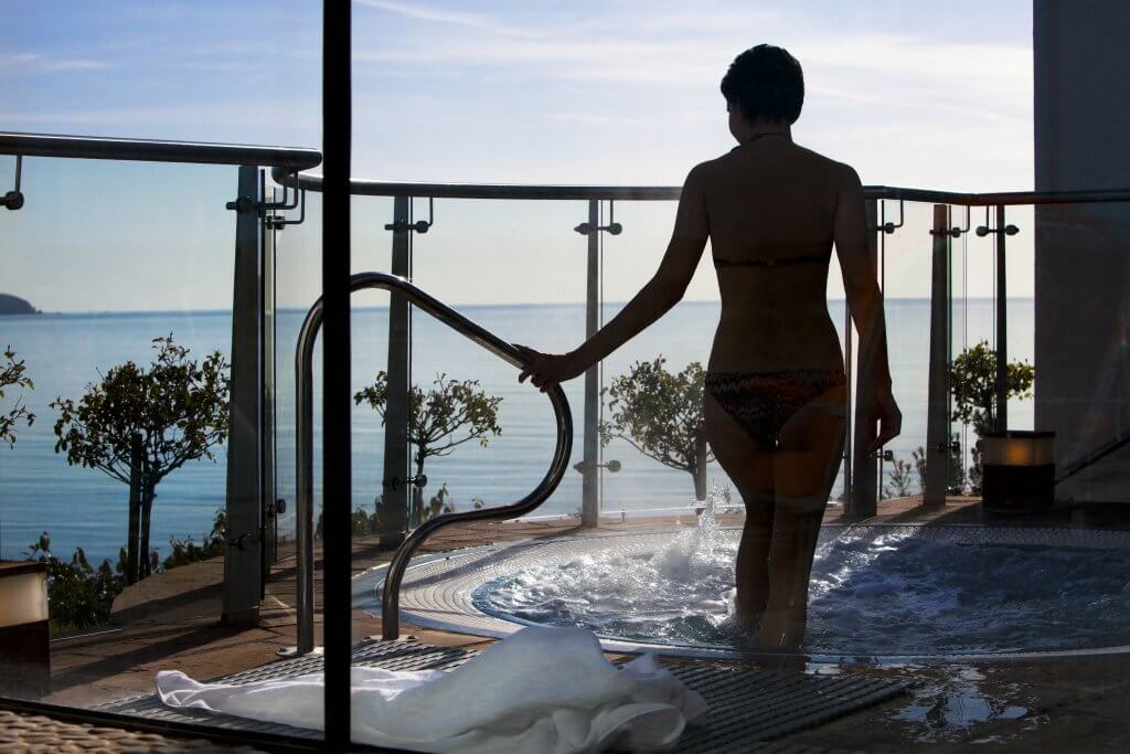 Cliff House Hotel outdoor hottub