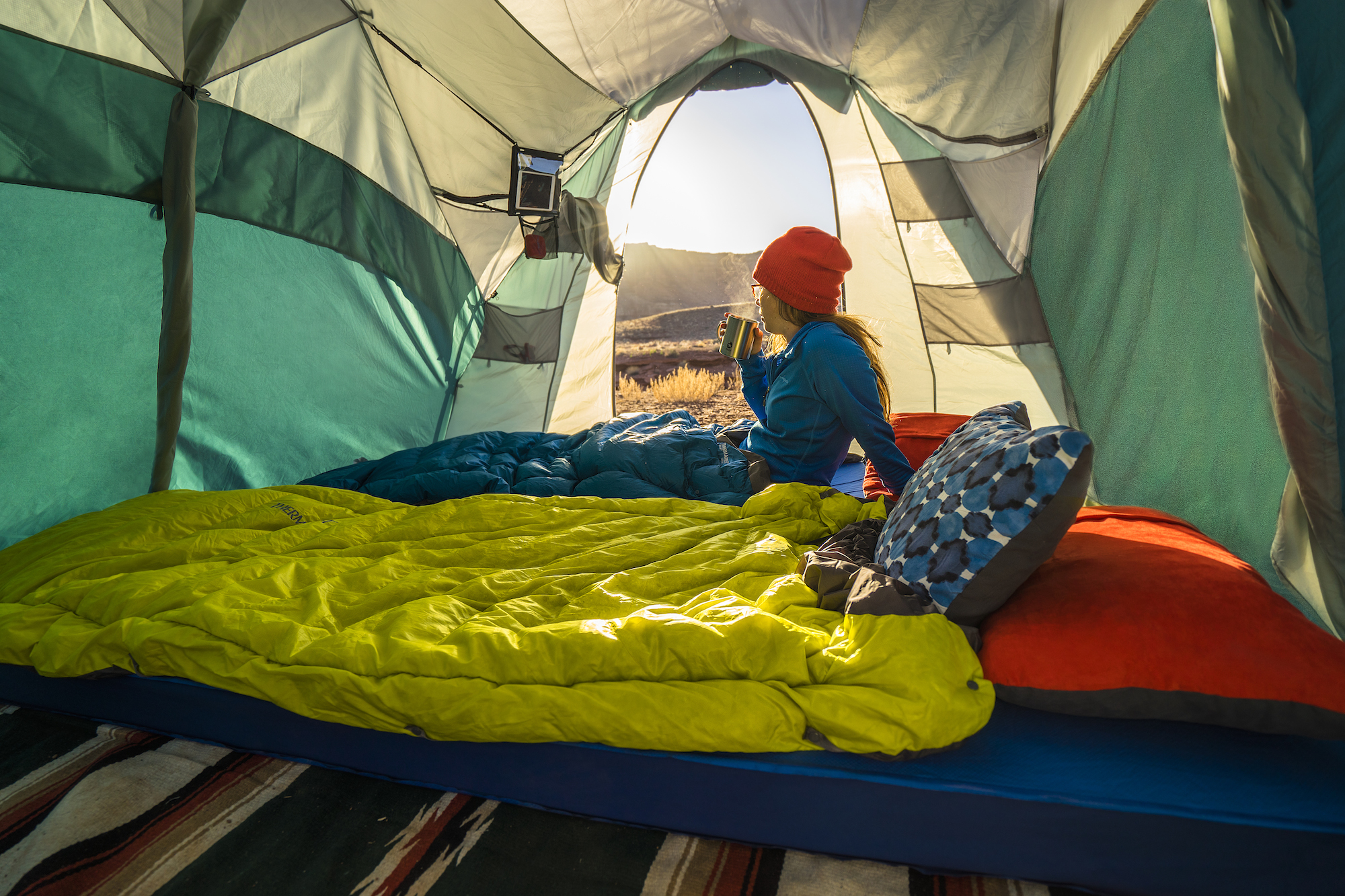 Спальный мешок camping. Спать в палатке. Поход с палатками. Ночевка в палатке. Спальное место в палатке.